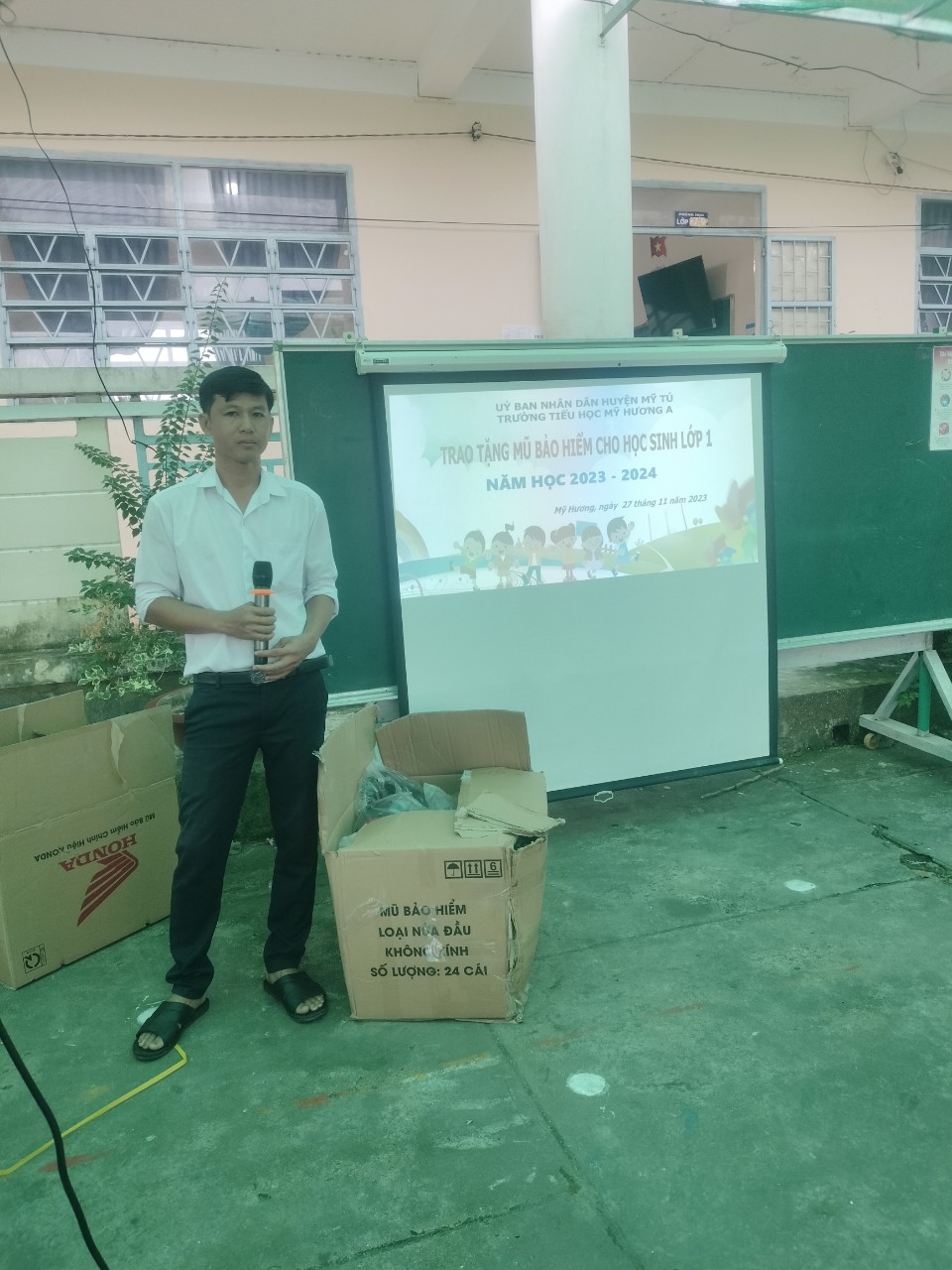 Trường TH Mỹ Hương A tổ chức trao tặng mũ bảo hiểm cho học sinh lớp 1. Năm học 2023-2024